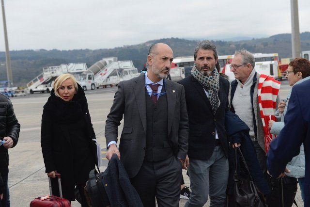 Aitor Elizegi junto a Rafa Alkorta y María Tato antes de subir al avión rumbo a Vigo.