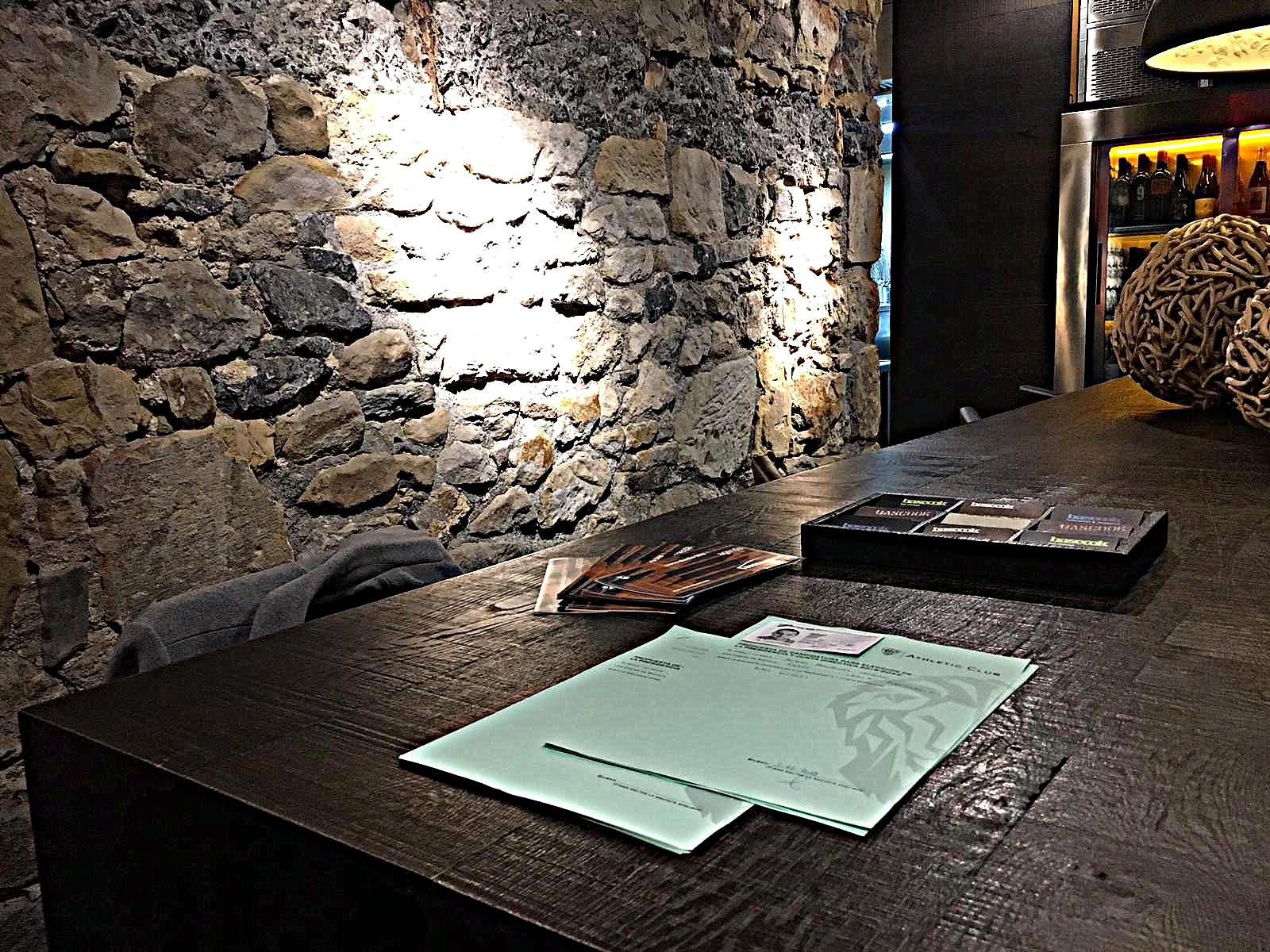  Papeletas de aval para Aitor Elizegi en su sede de Bilbao.