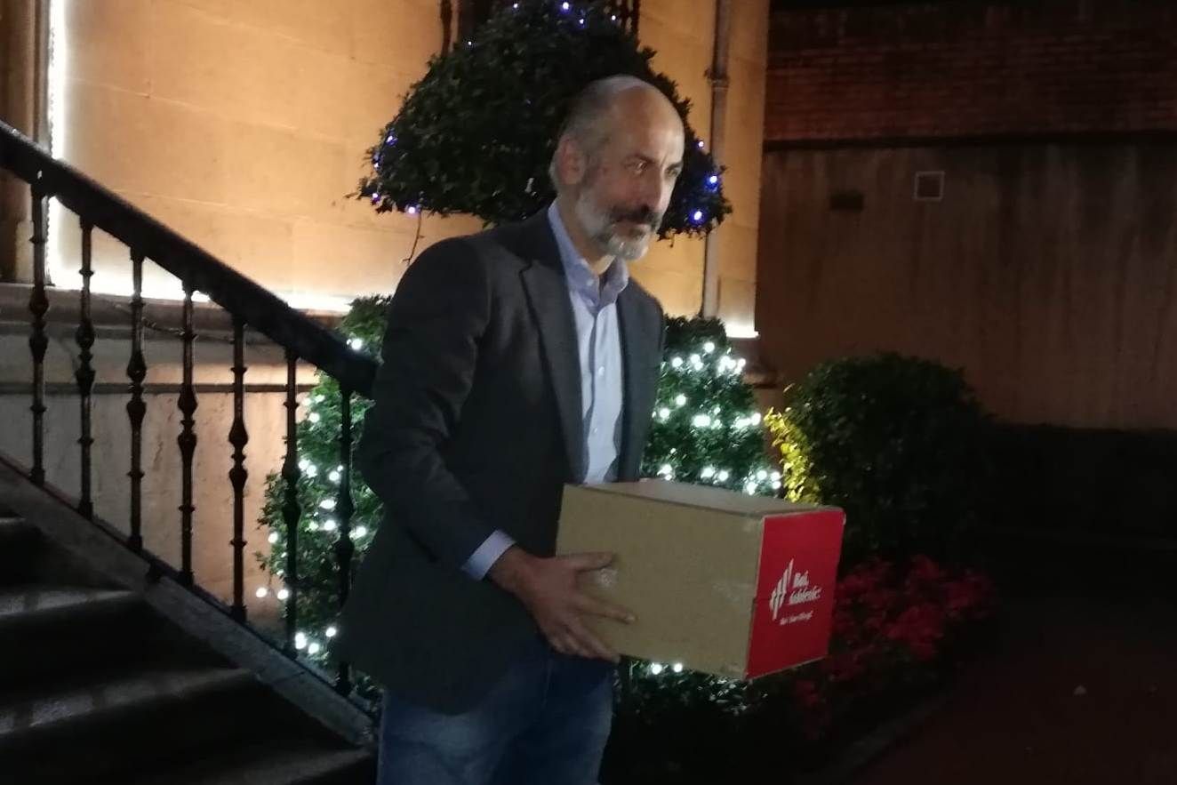  Aitor Elizegi con las firmas en las escalinatas de Ibaigane.