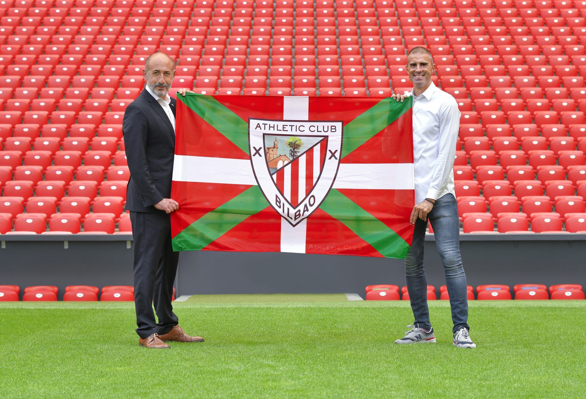  La ikurriña agarrada entre Aitor Elizegi y Gaizka Garitano.