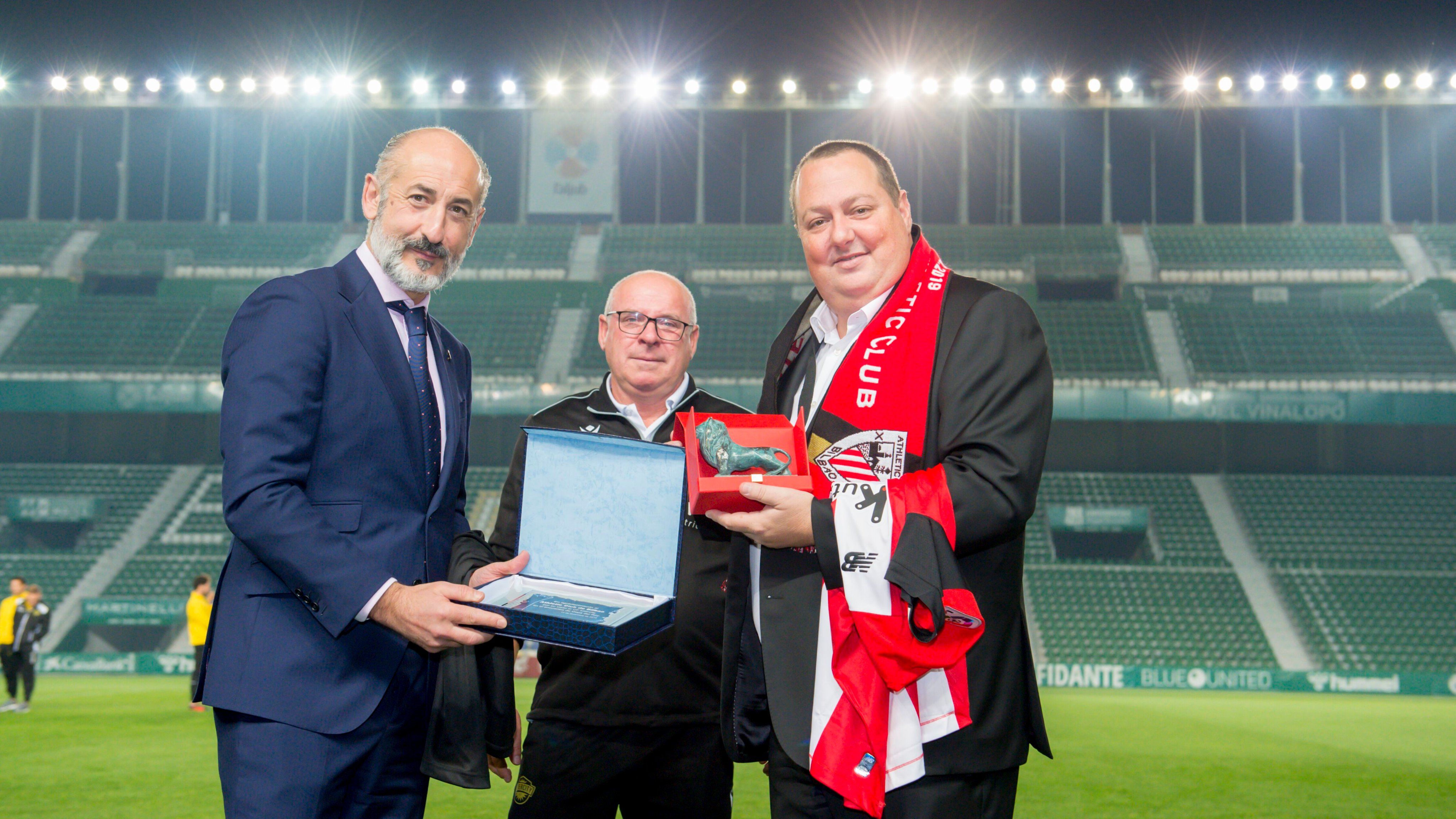  Aitor Elizegi se saluda en Elche con el presidente del Intercity, Salvador Martí.