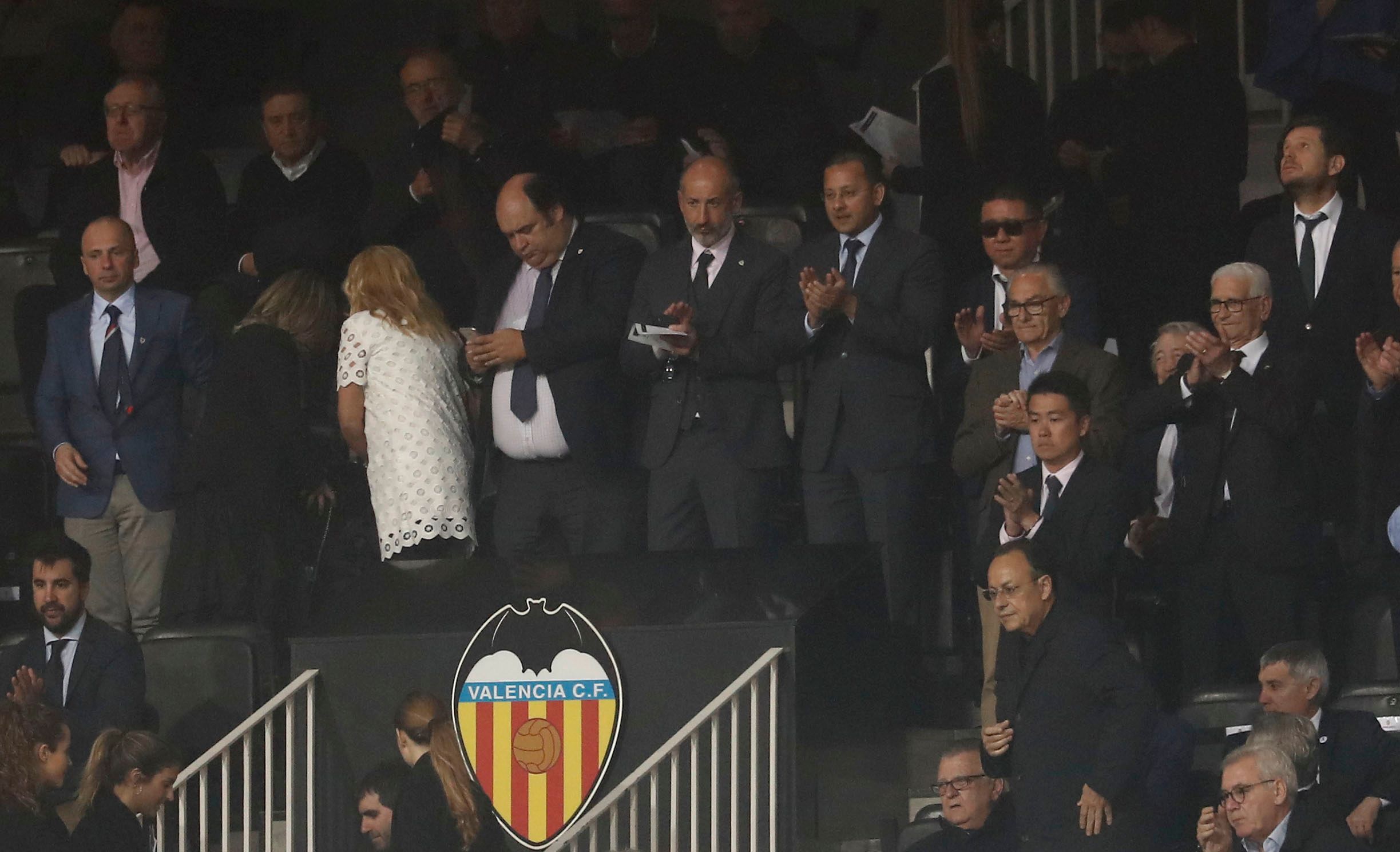 El presidente del Athletic Club, Aitor Elizegi, aplaude en el palco de Mestalla.