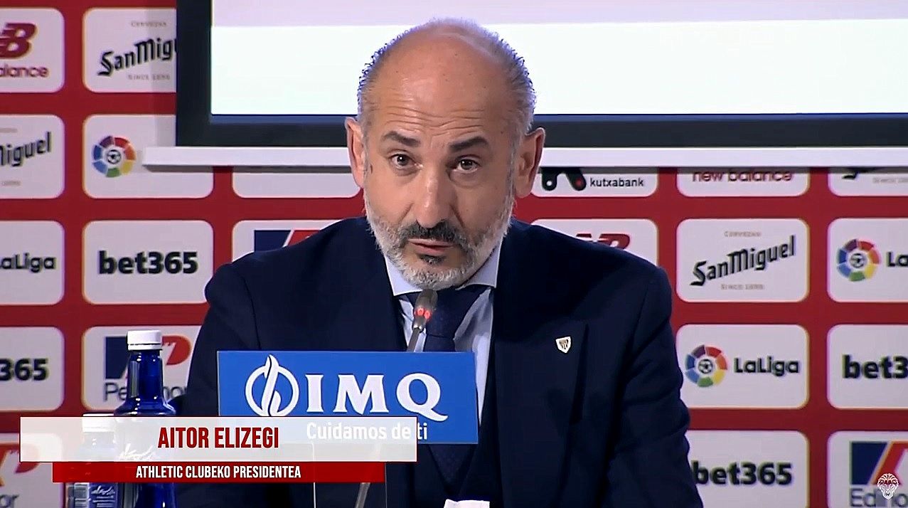 El presidente Aitor Elizegi se dirige a la prensa en San Mamés cara a la Asamblea General.