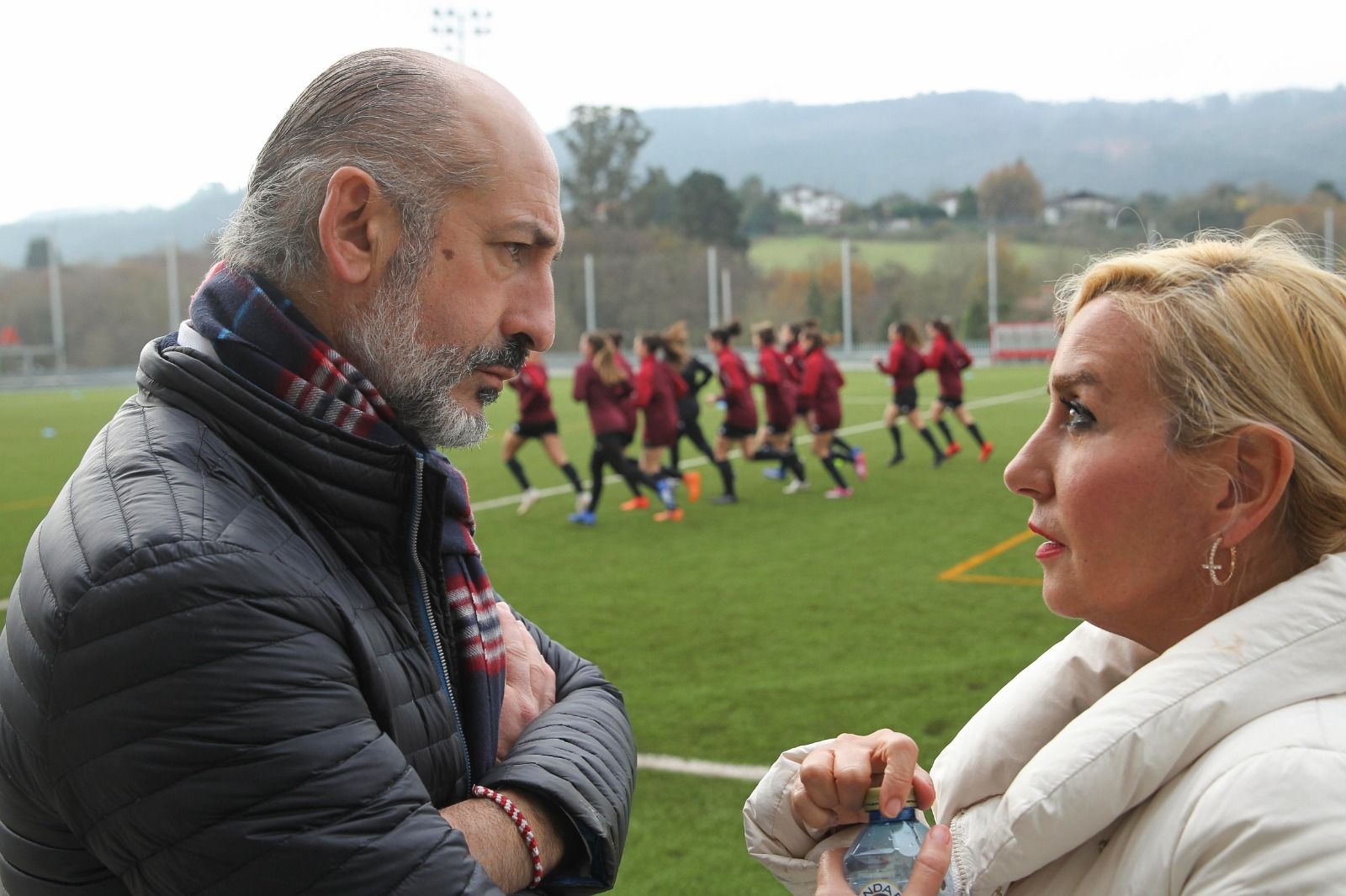  Aitor Elizegi y María Tato charlan mientras entrena el equipo femenino.