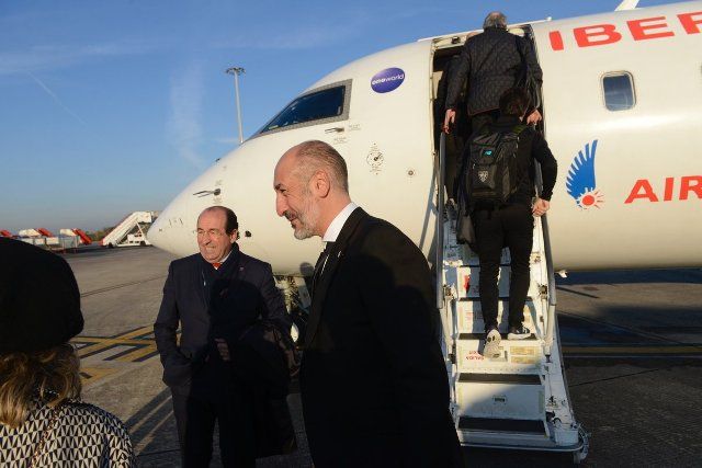  Aitor Elizegi junto al directivo Goyo Arbizu antes de tomar un avión con destino a Sevilla.
