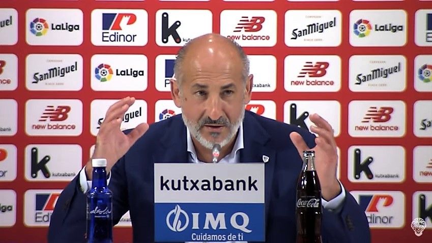  El por entonces presidente Aitor Elizegi se dirige a la prensa en San Mamés.