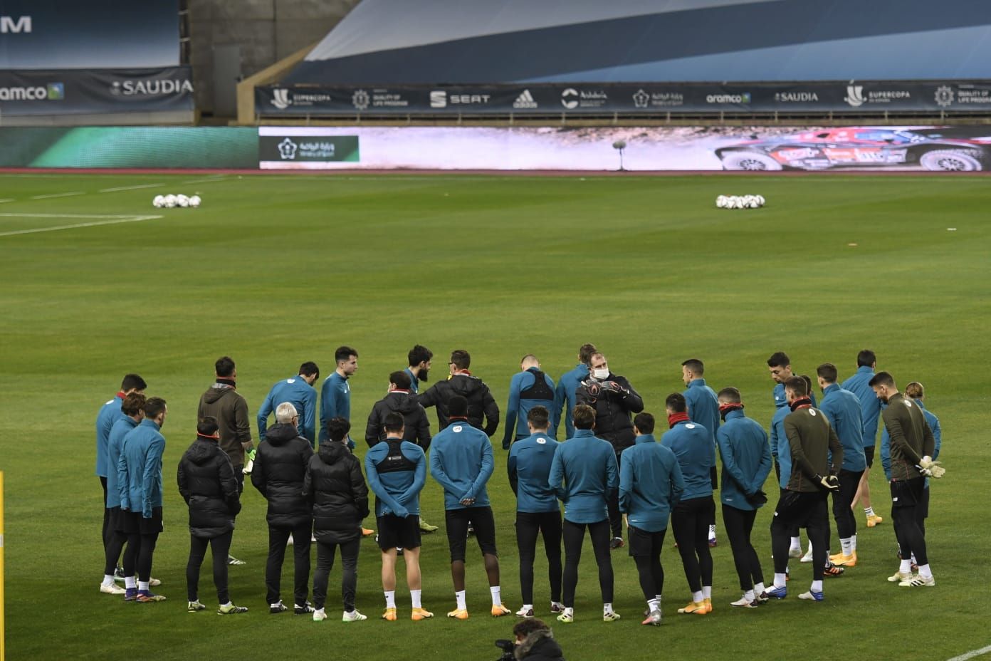 A la espera del once: entrenamiento del Athletic en La Cartuja antes de la Final de la Supercopa de España.