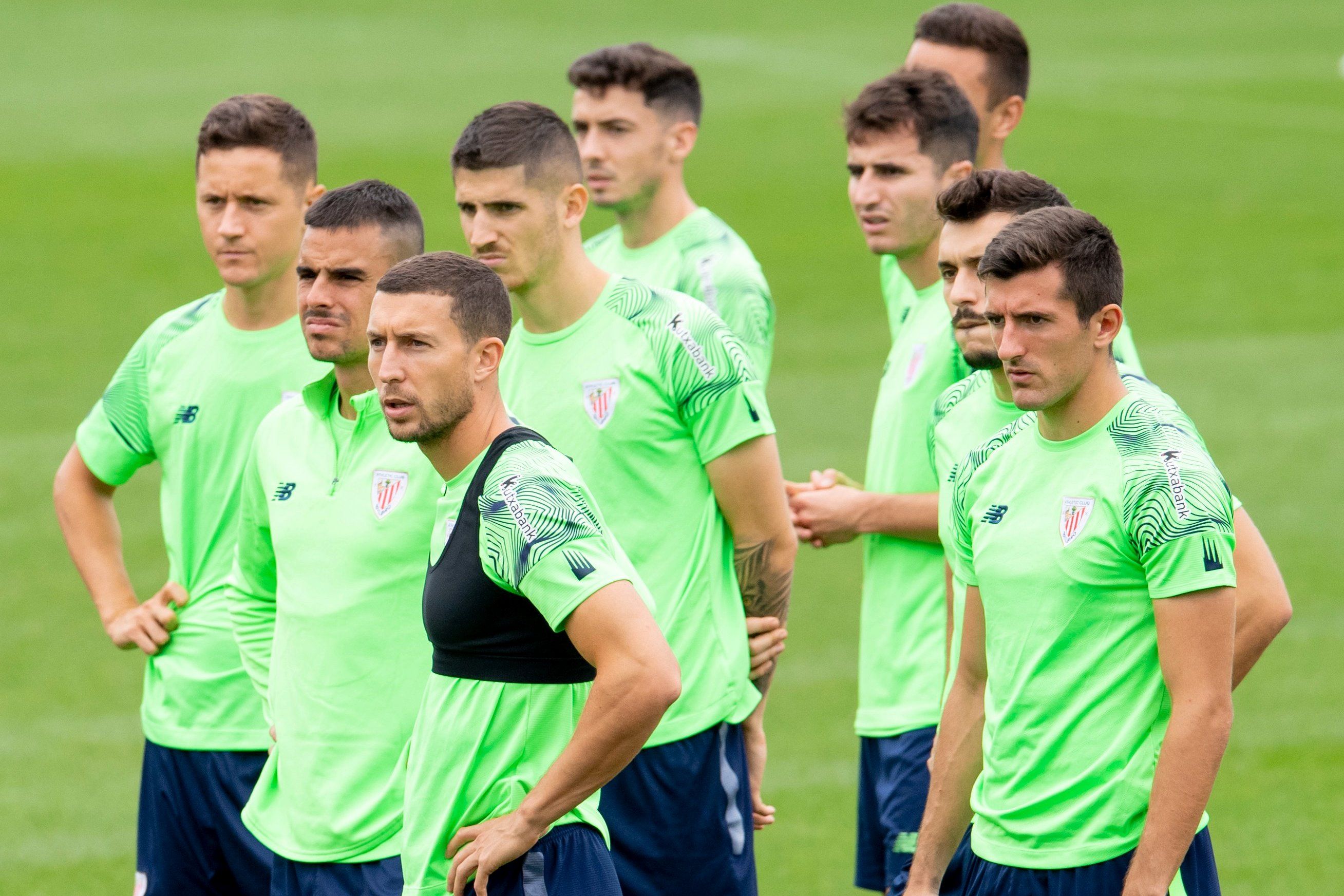  Ander Herrera escucha a Valverde en Lezama junto a sus compañeros.