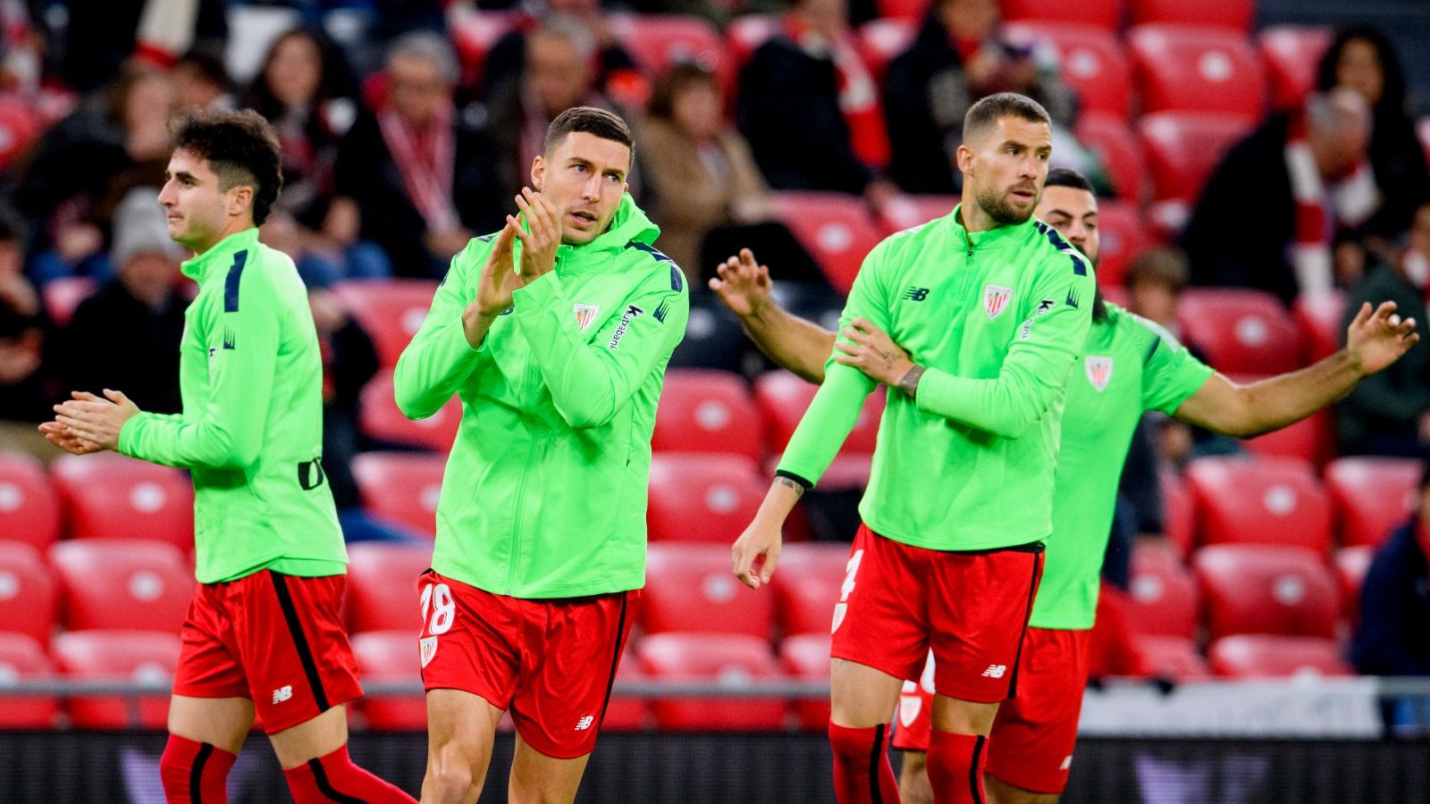  Los jugadores de Ernesto Valverde calientan antes de un encuentro en San Mamés.
