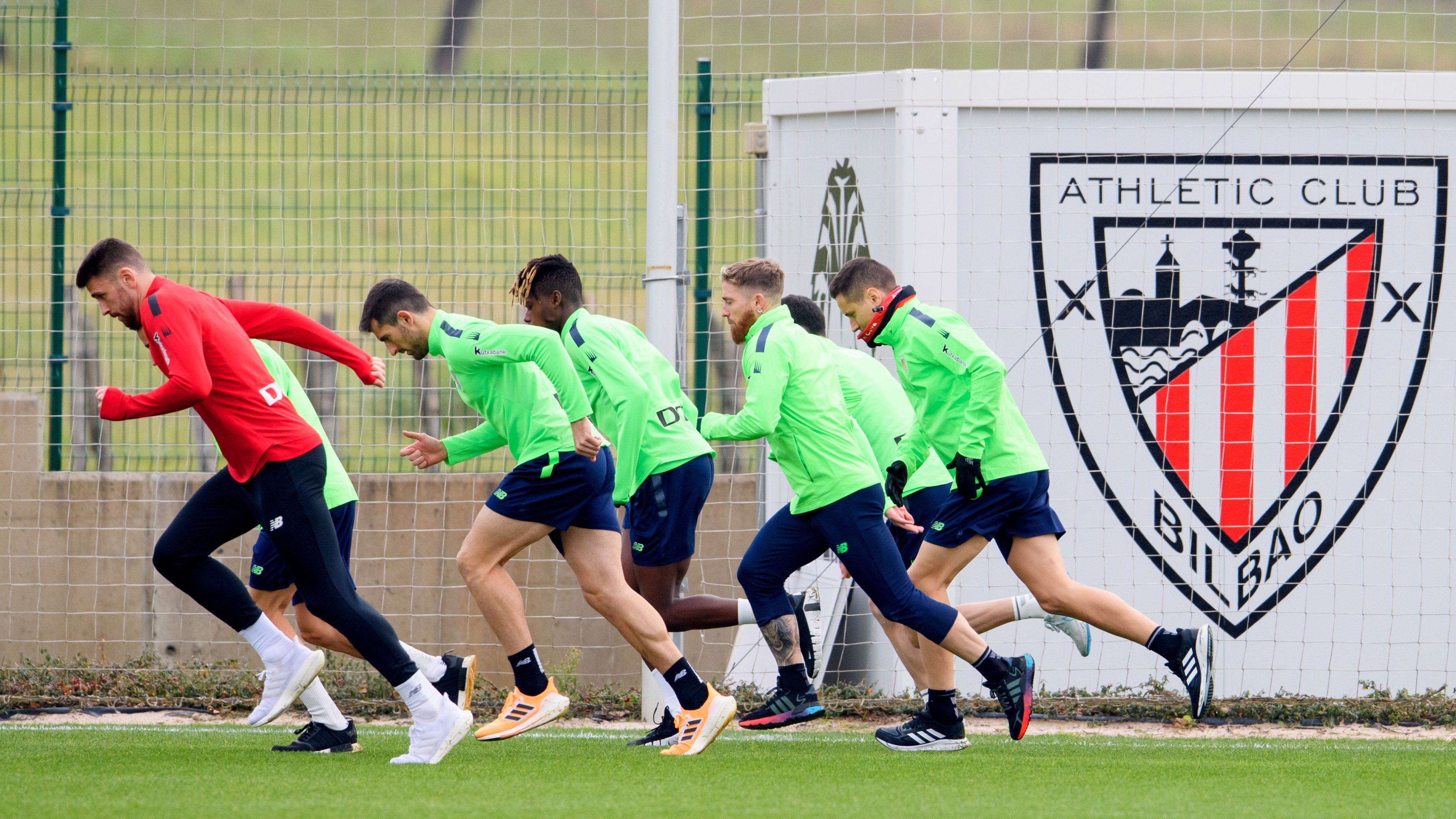  Los Leones corretean entrenando en Lezama en espera de jugar contra el Cádiz CF.
