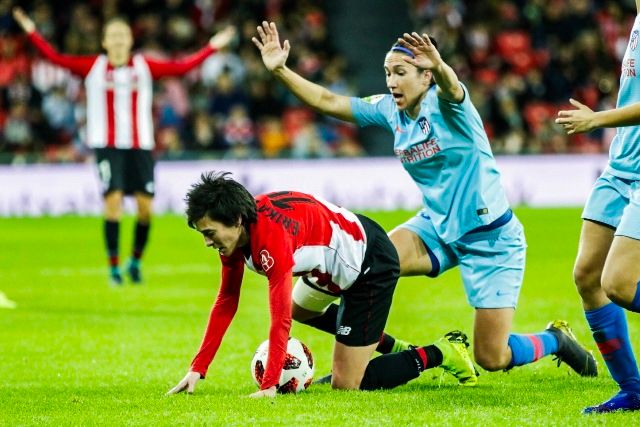 Erika Vázquez cae al verde ante una defensora colchonera.