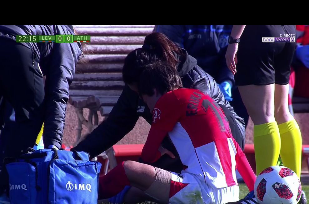 Erika Vázquez, atendida por las asistencias tras recibir un fuerte golpe en el gemelo.