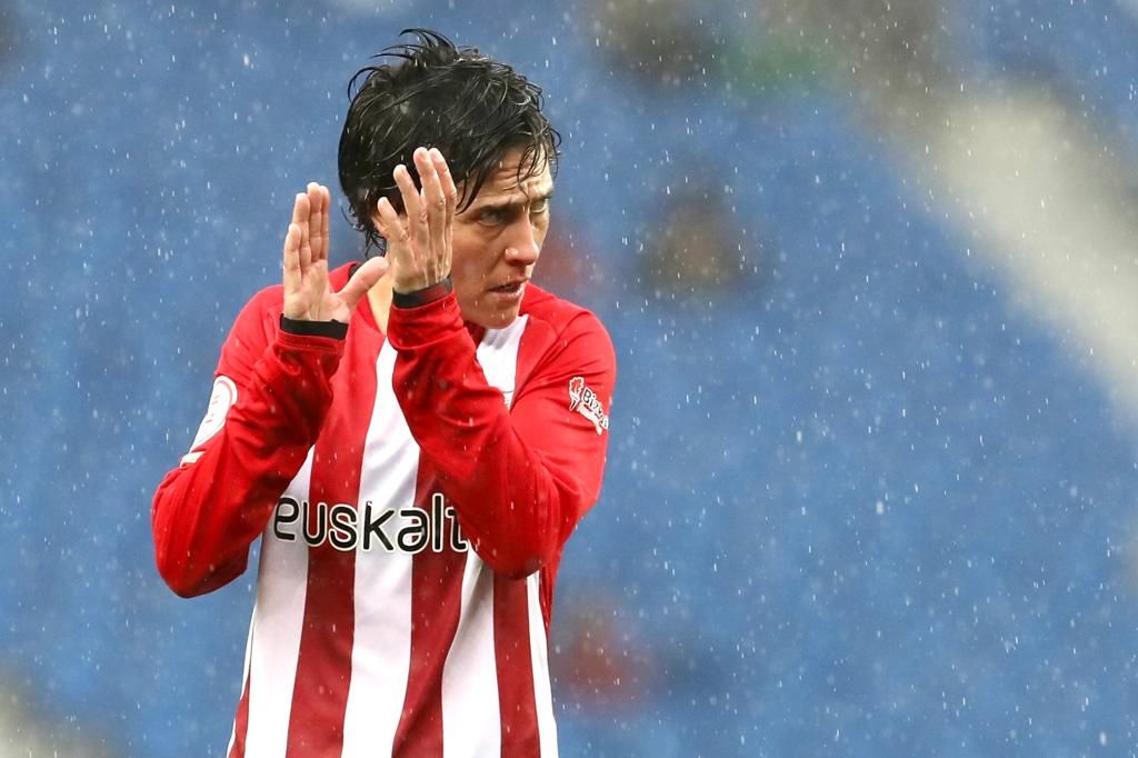 Erika Vázquez aplaude a las compañeras en el derbi ante la Real de Anoeta.