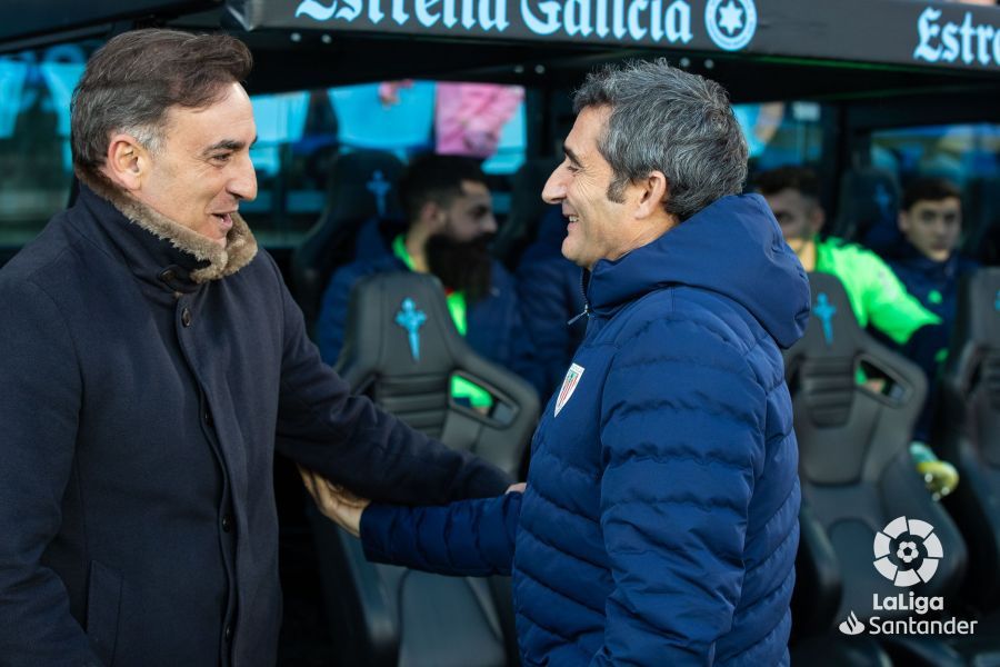Ernesto Valverde saluda a Carvalhal antes del partido ante el Celta en Balaídos.
