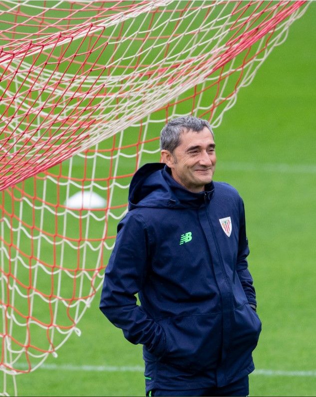  Ernesto Valverde sonríe durante el entrenamiento.