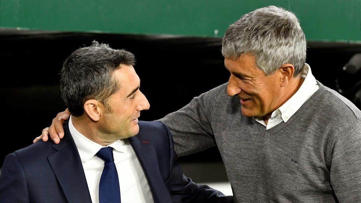  Ernesto Valverde y Quique Setién se saludan antes de un partido.