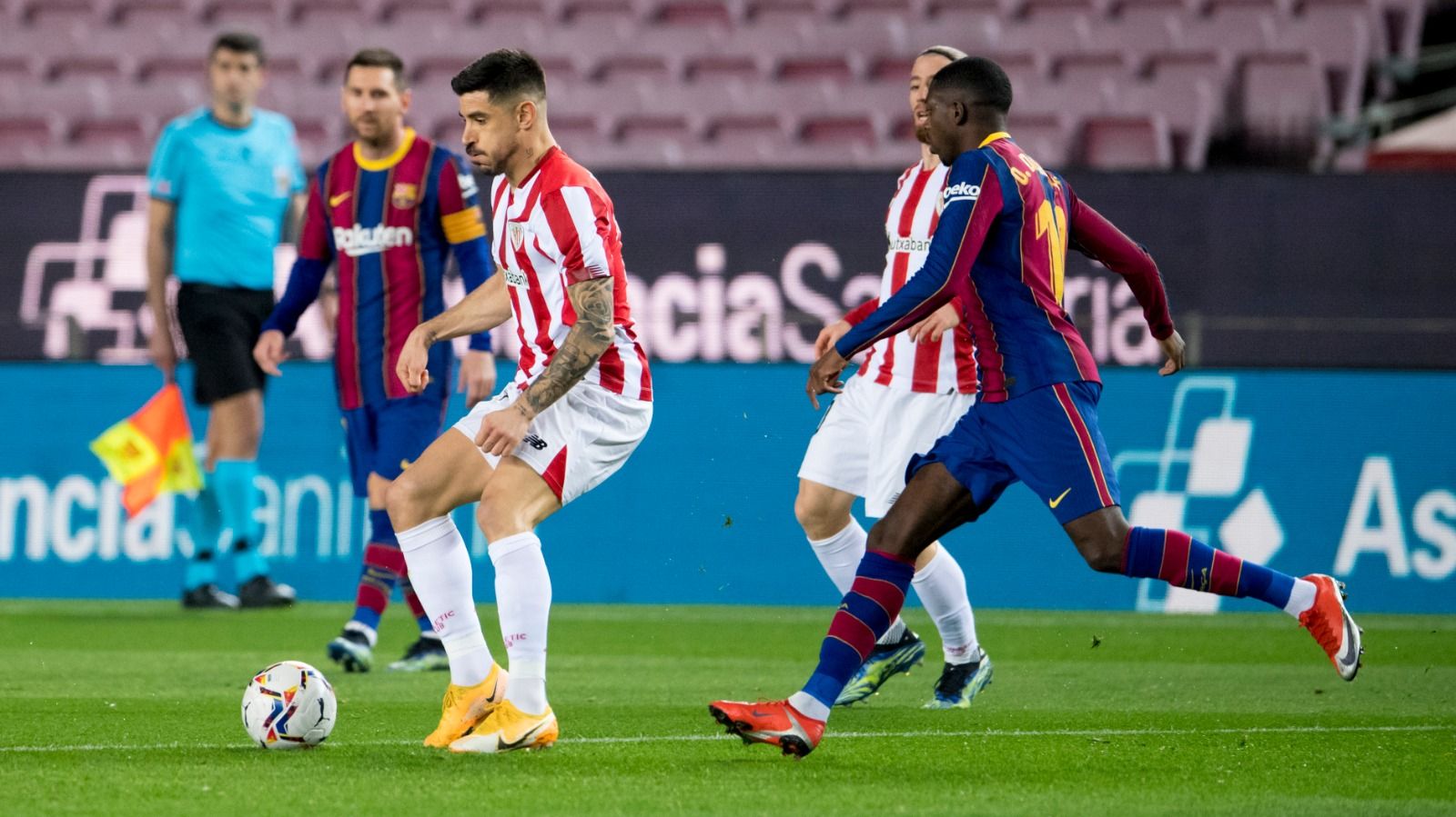 Yuri Berchiche protege la pelota ante Dembélé ante el Barcelona.
