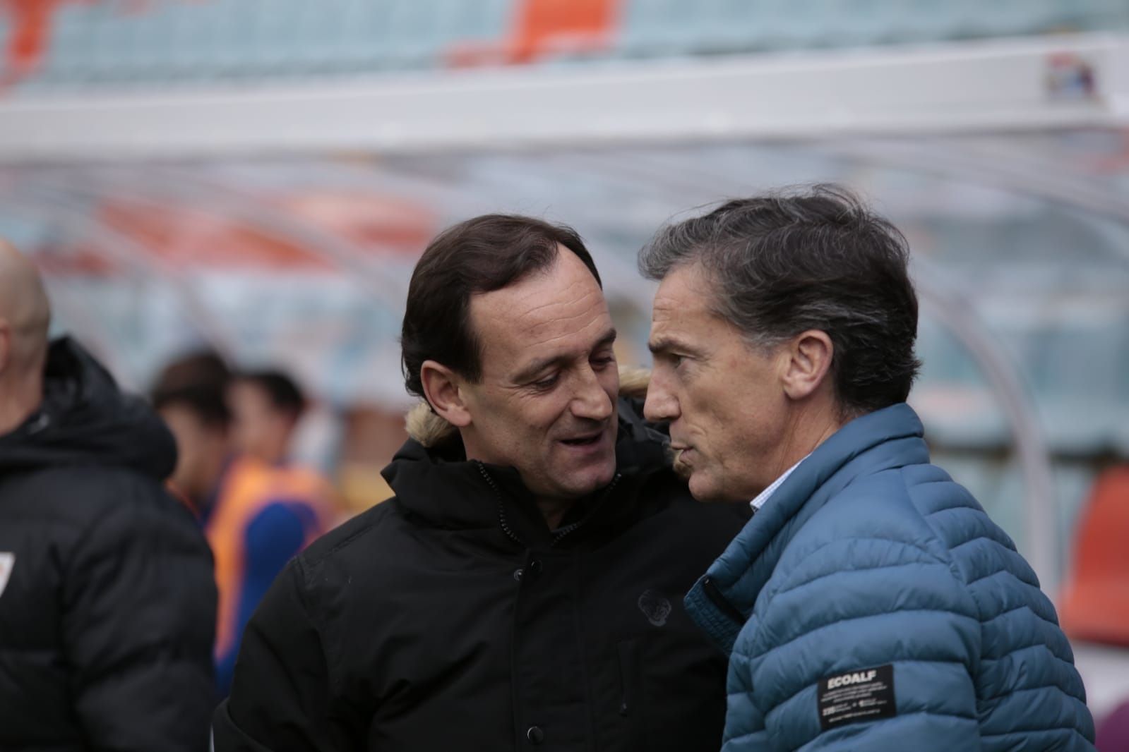 Entrañable encuentro en los banquillos entre Joseba Etxeberria y Aitor Larrazabal.
