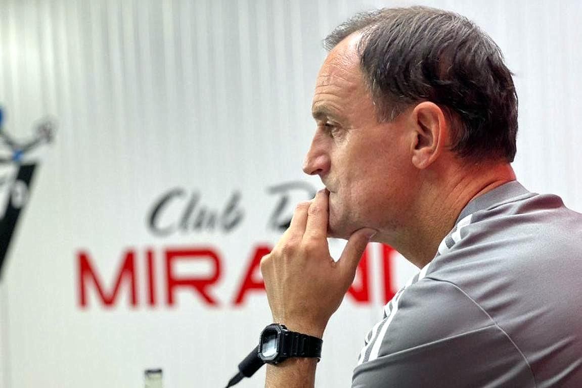  El técnico Joseba Etxeberria, pensativo en la sala de prensa del CD Mirandés.