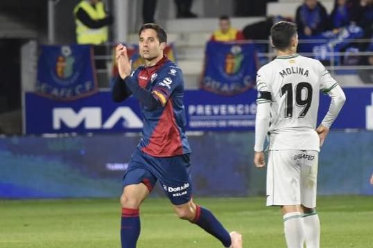 Xabi Etxeita celebra su gol al Getafe con el Huesca.