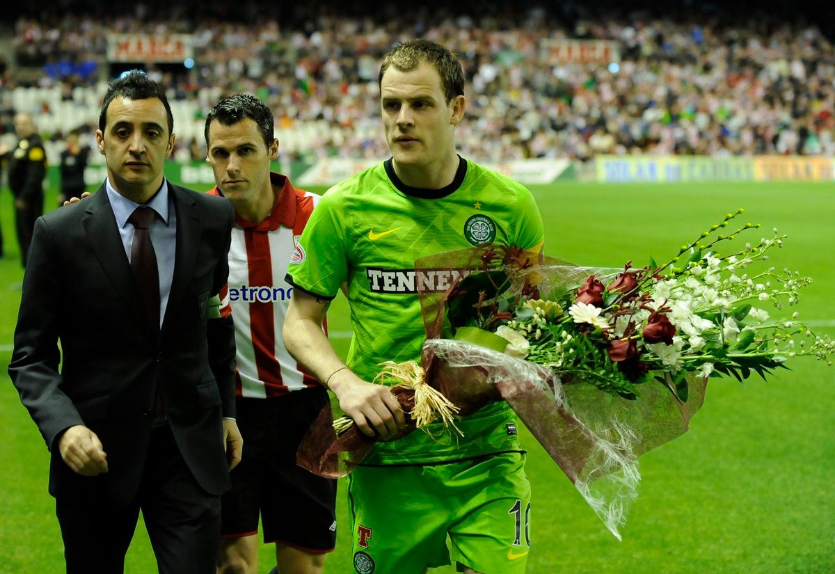  Ofrenda de Stokes, capitán del Celtic, al busto de Pichichi en el amistoso de 2011.