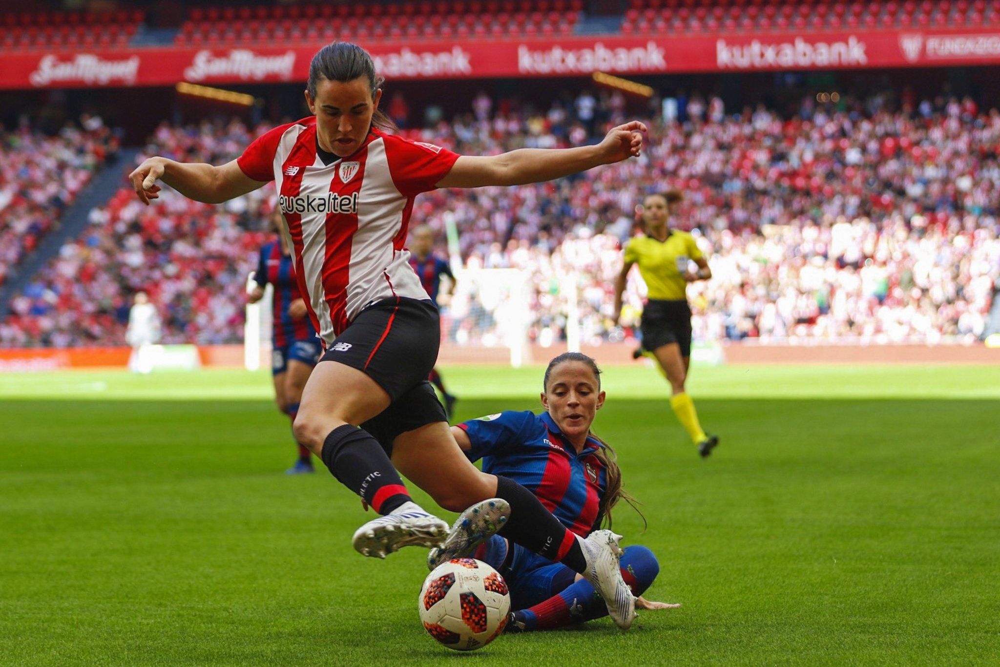  Eunate Arraiza en un partido del Athletic Club femenino jugado en San Mamés.