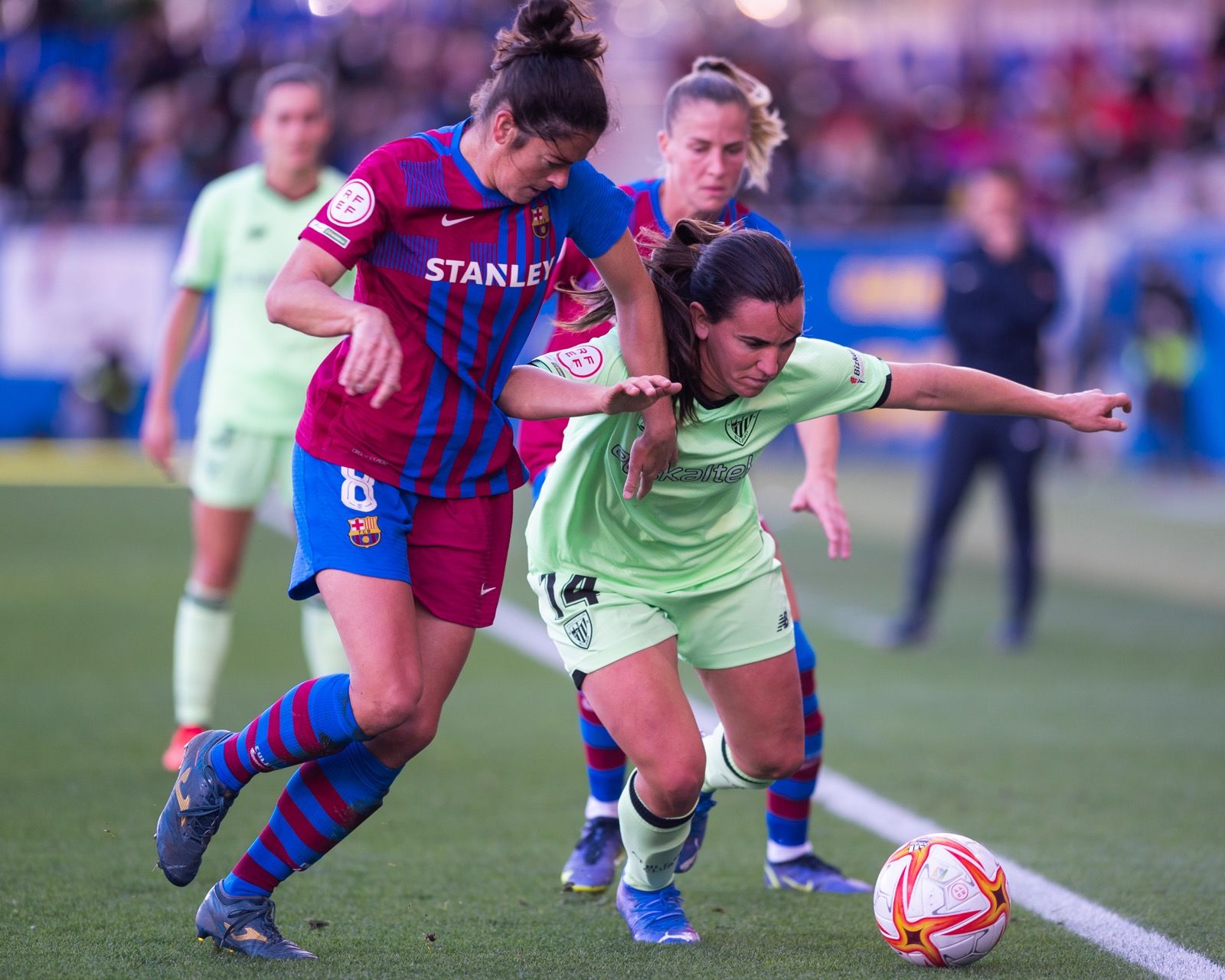  Eunate Arraiza es apretada por Marta Torrejón, del Barça, en el Johan Cruyff.