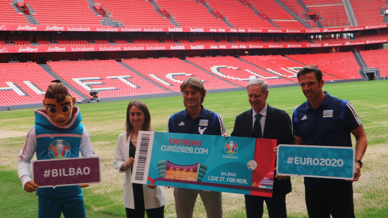  Los cuatro embajadores de la Euro 2020 posaron en su día con la mascota en San Mamés.