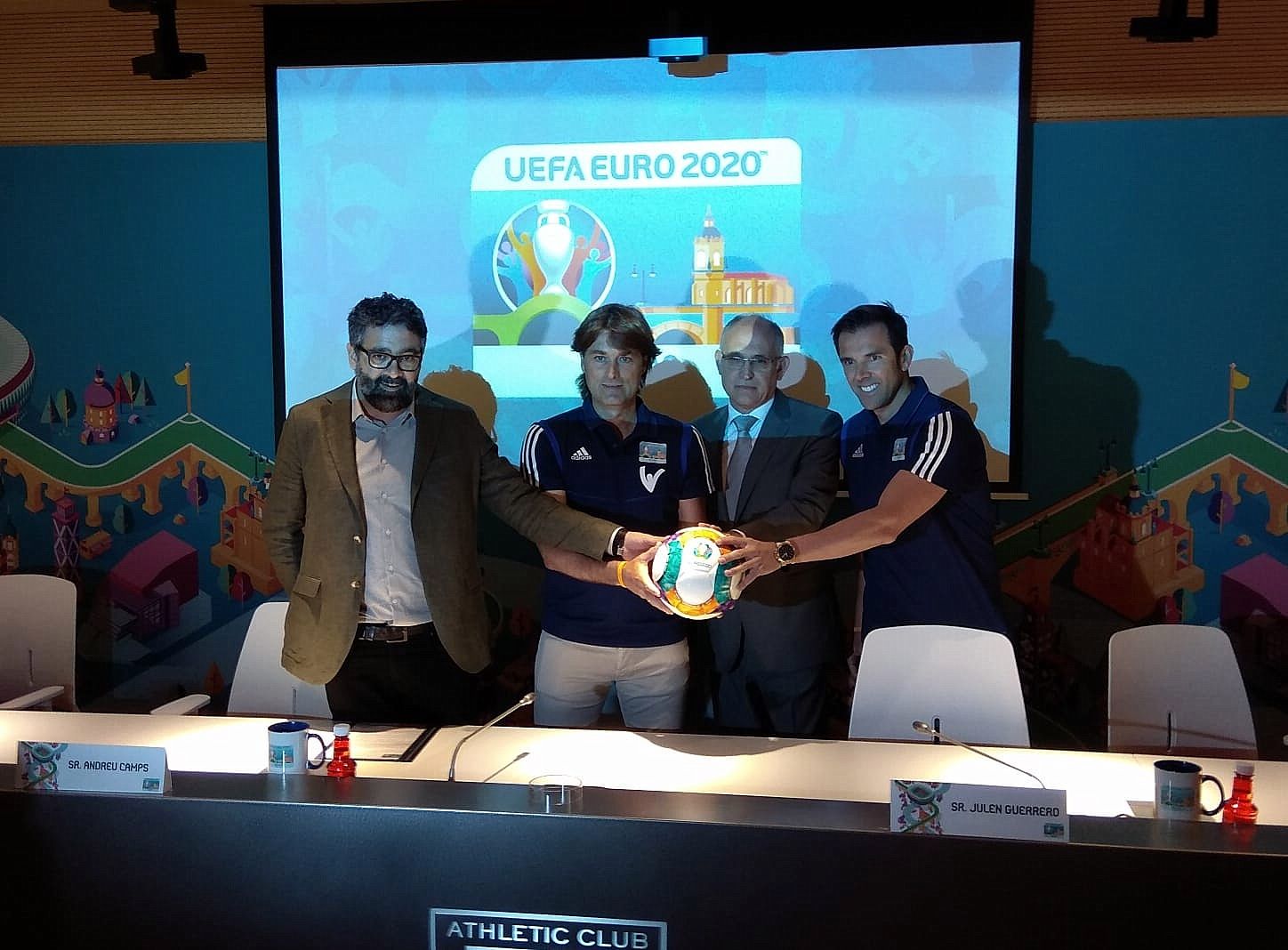  Julen Guerrero y Carlos Marchena en la presentación en Bilbao de la por entonces Eurocopa de 2020.