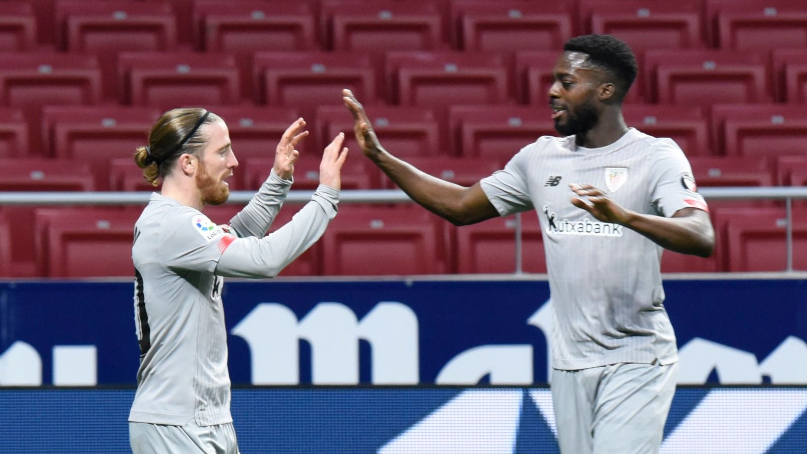 Iker Muniain celebra su gol con Iñaki Williams ante el Atlético en el Wanda.