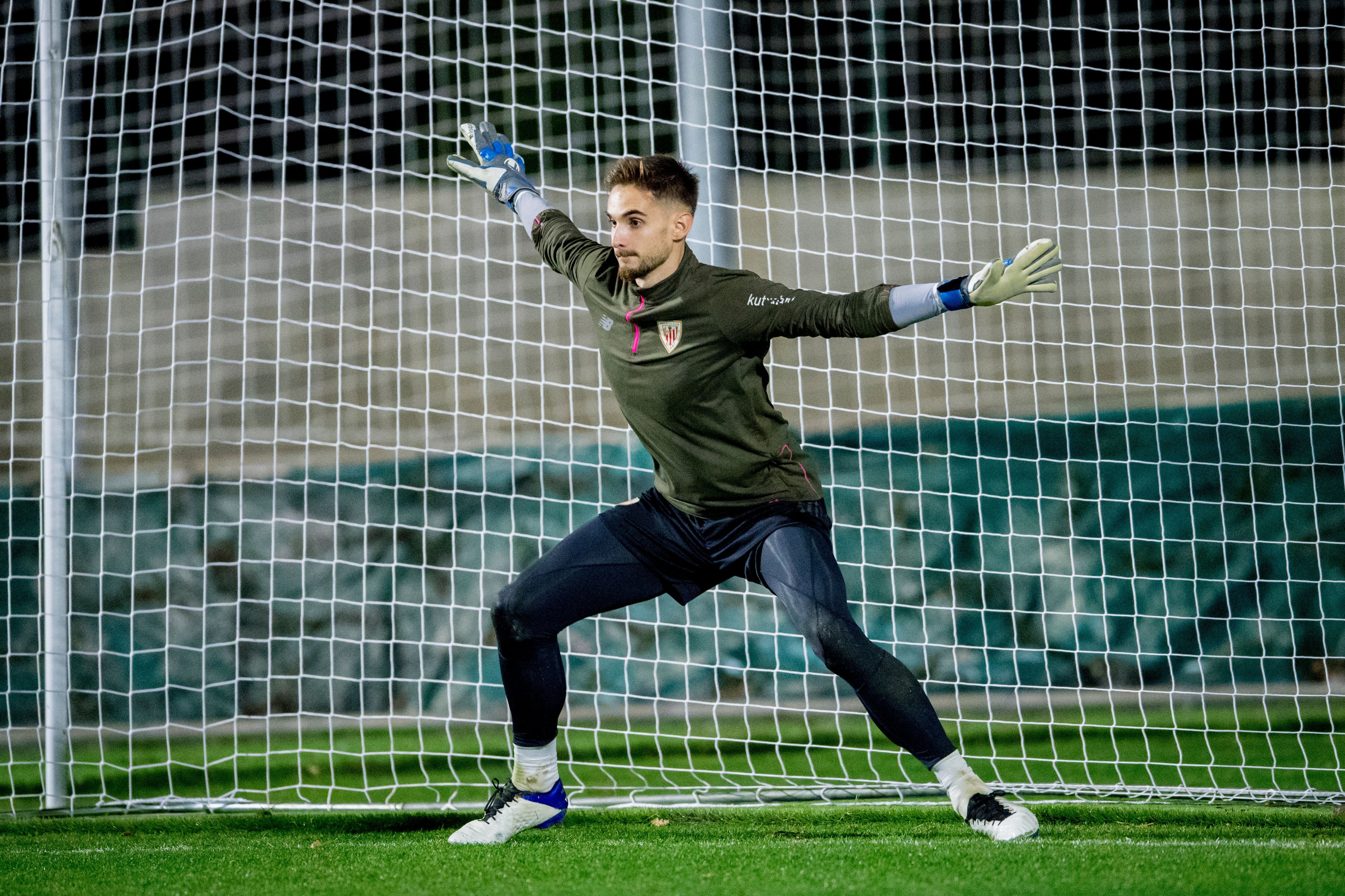  El portero Jokin Ezkieta bajo palos en Lezama.