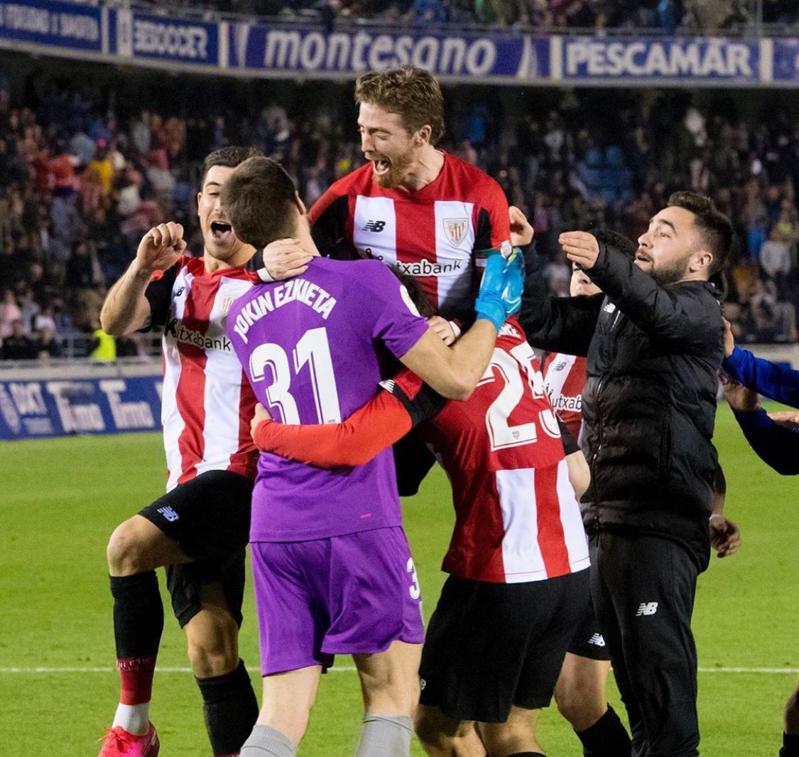  Iker Muniain, capitán del Athletic, se abalanza sobre Jokin Ezkieta tras vencer en Tenerife.