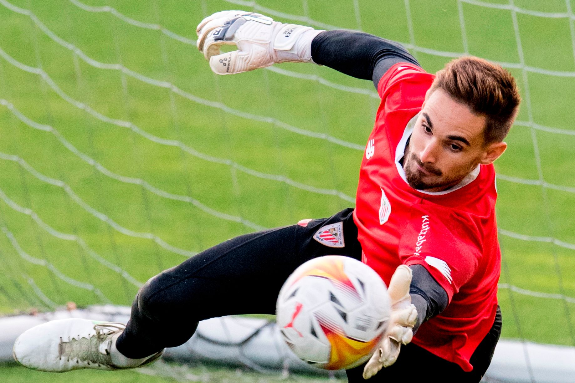  El portero Jokin Ezkieta se estira entrenando en Lezama.