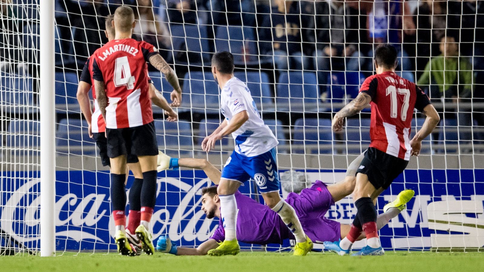 Jokin Ezkieta detiene el taconazo de Joselu.