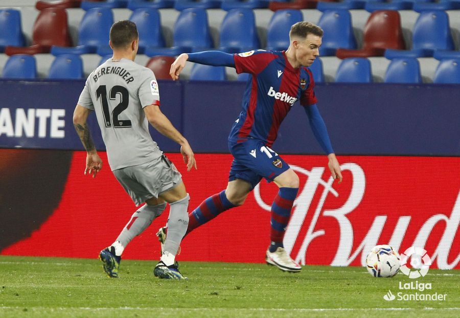  Álex Berenguer, frente a Clerc, ante el Levante en Orriols.