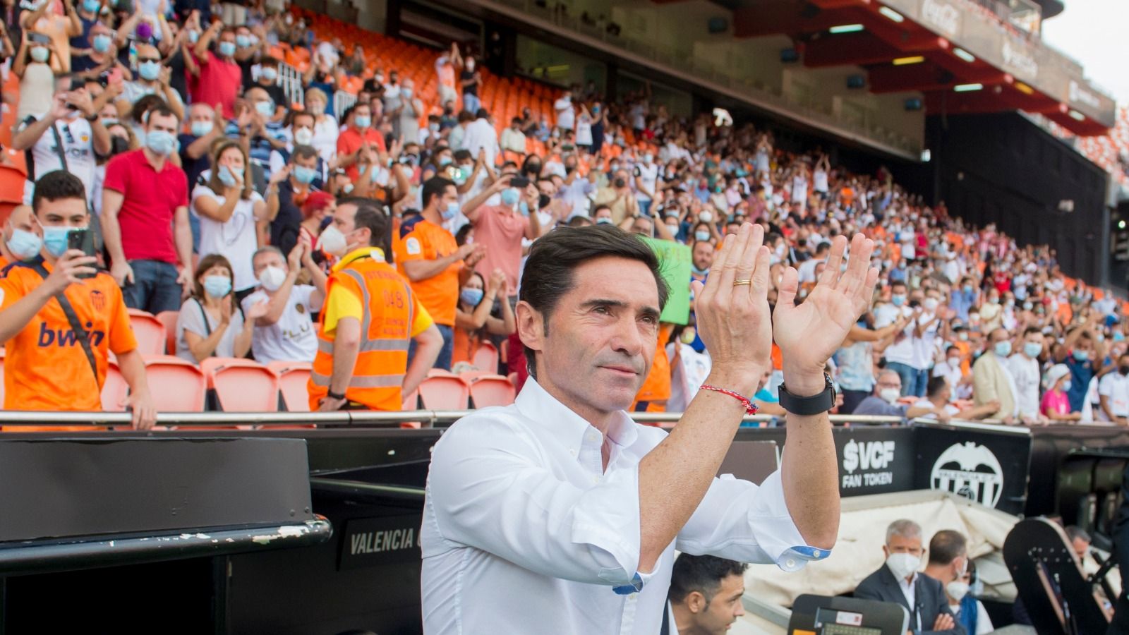  Marcelino García Toral responde al aplauso de Mestalla ante el Valencia.