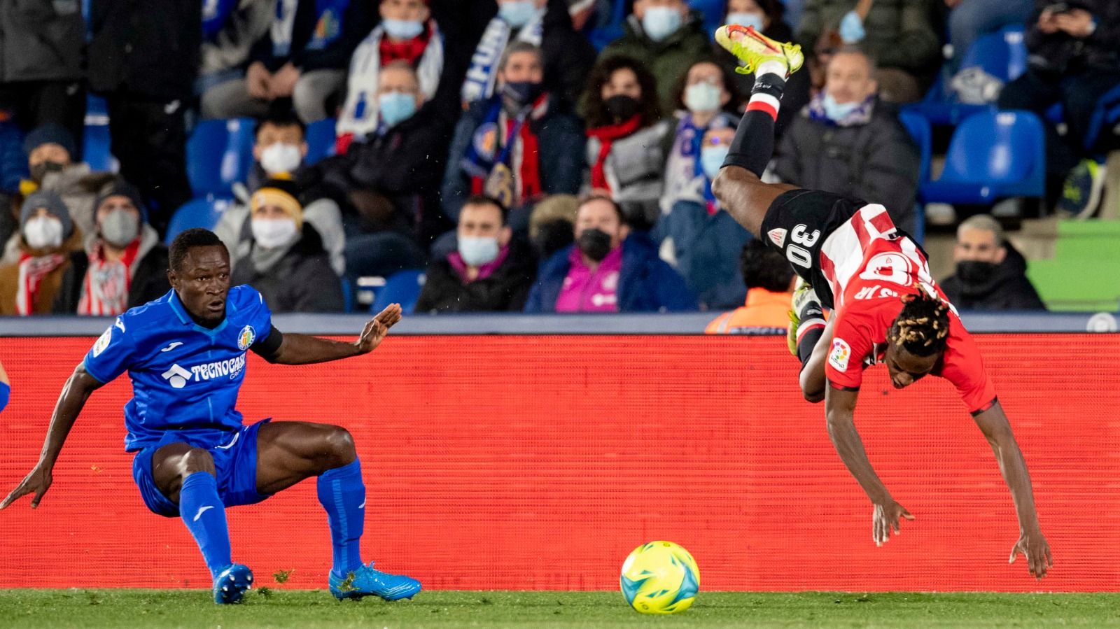  Falta de Djené sobre Nico durante el partido ante el Getafe en el Coliseum.