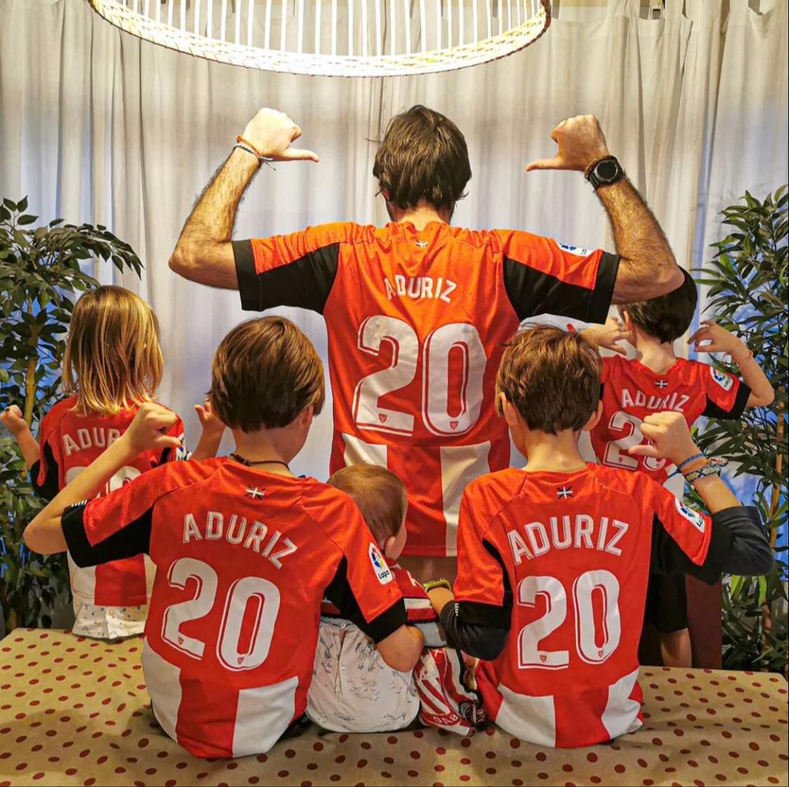  La familia de Pablo Aróstegi, en Mallorca, a tope con Aritz Aduriz en su retirada.