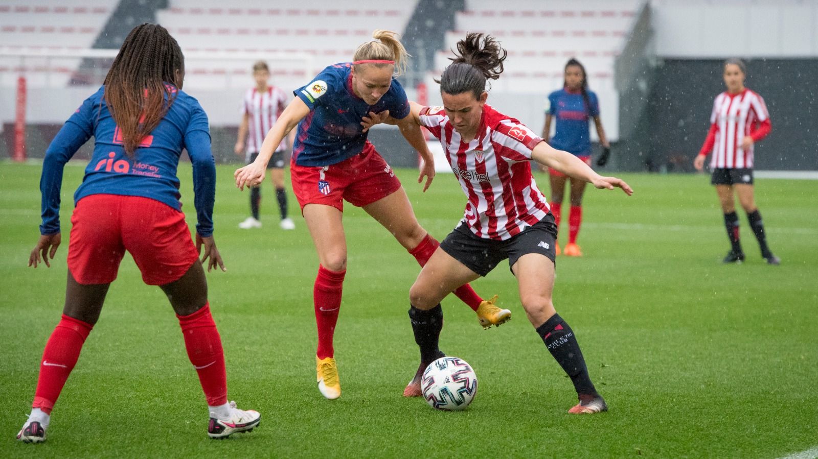  Lance entre el Athetic y el Atlético disputado en Lezama