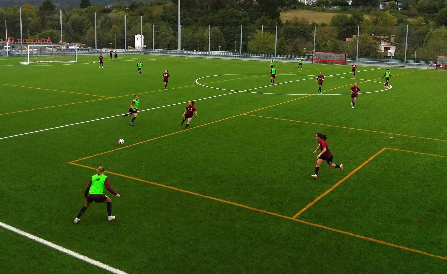  Las rojiblancas preparan el derbi en el campo 8 de Lezama.