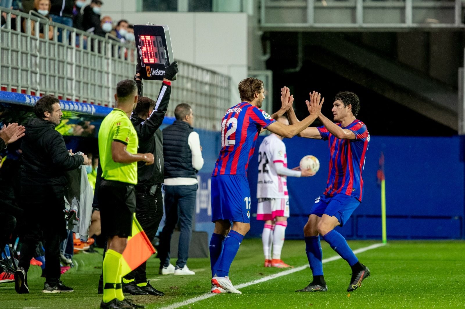  Fernando Llorente sustituye a Blanco Leschuk en Ipurua.