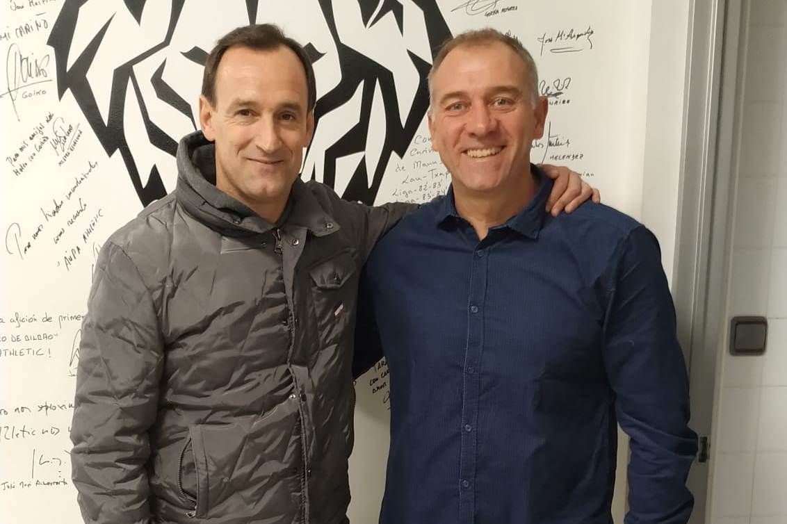 Joseba Etxeberria con Juan Carlos, el interventor de la estación de Metro de Indautxu.