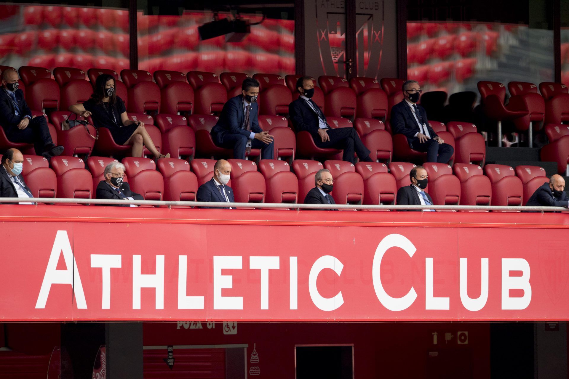  Aitor Elizegi y Florentino Pérez en el palco de San Mamés.