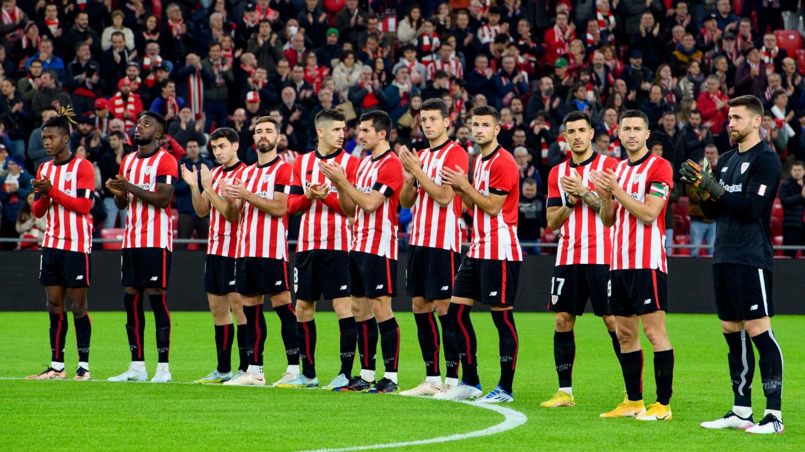 Los futbolistas del Athletic aplauden en honor a Txetxu Rojo.