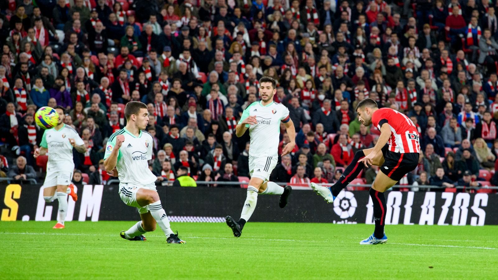  Un disparo de Gorka Guruzeta ante el CA Osasuna en San Mamés.