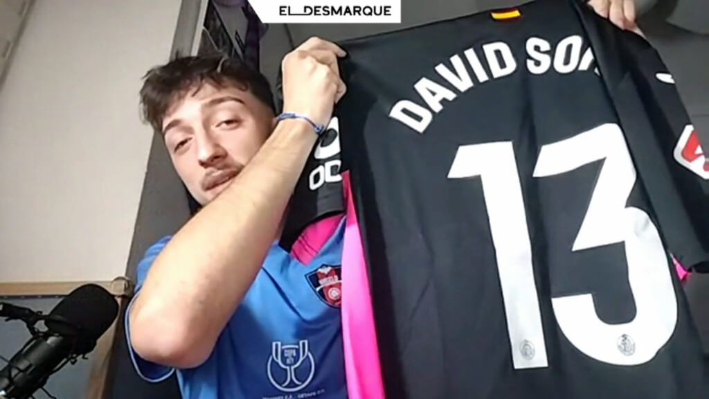  Adrián Muñoz recibió la camiseta de David Soria tras el Manises-Getafe.
