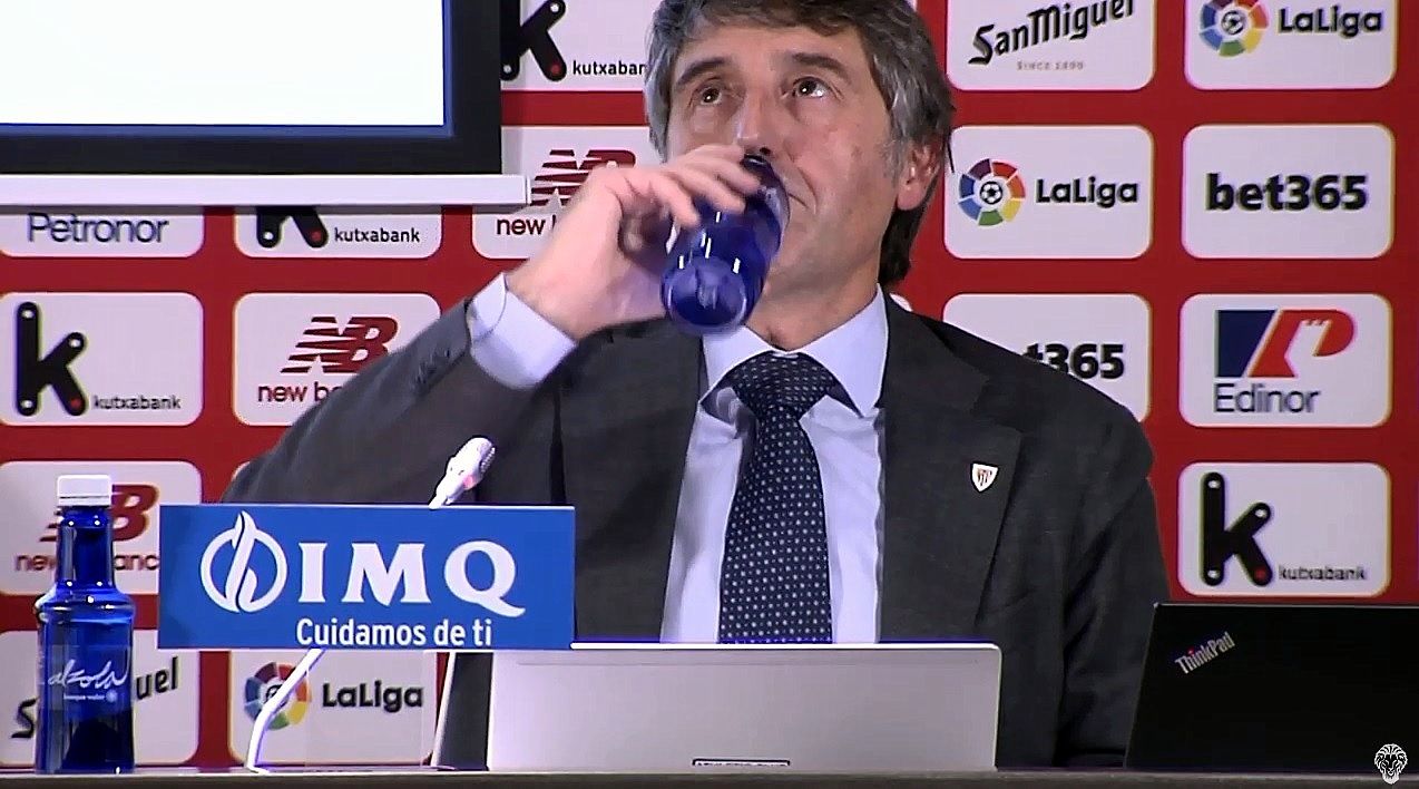 Trago de agua para el contador Jon Ander de las Fuentes.