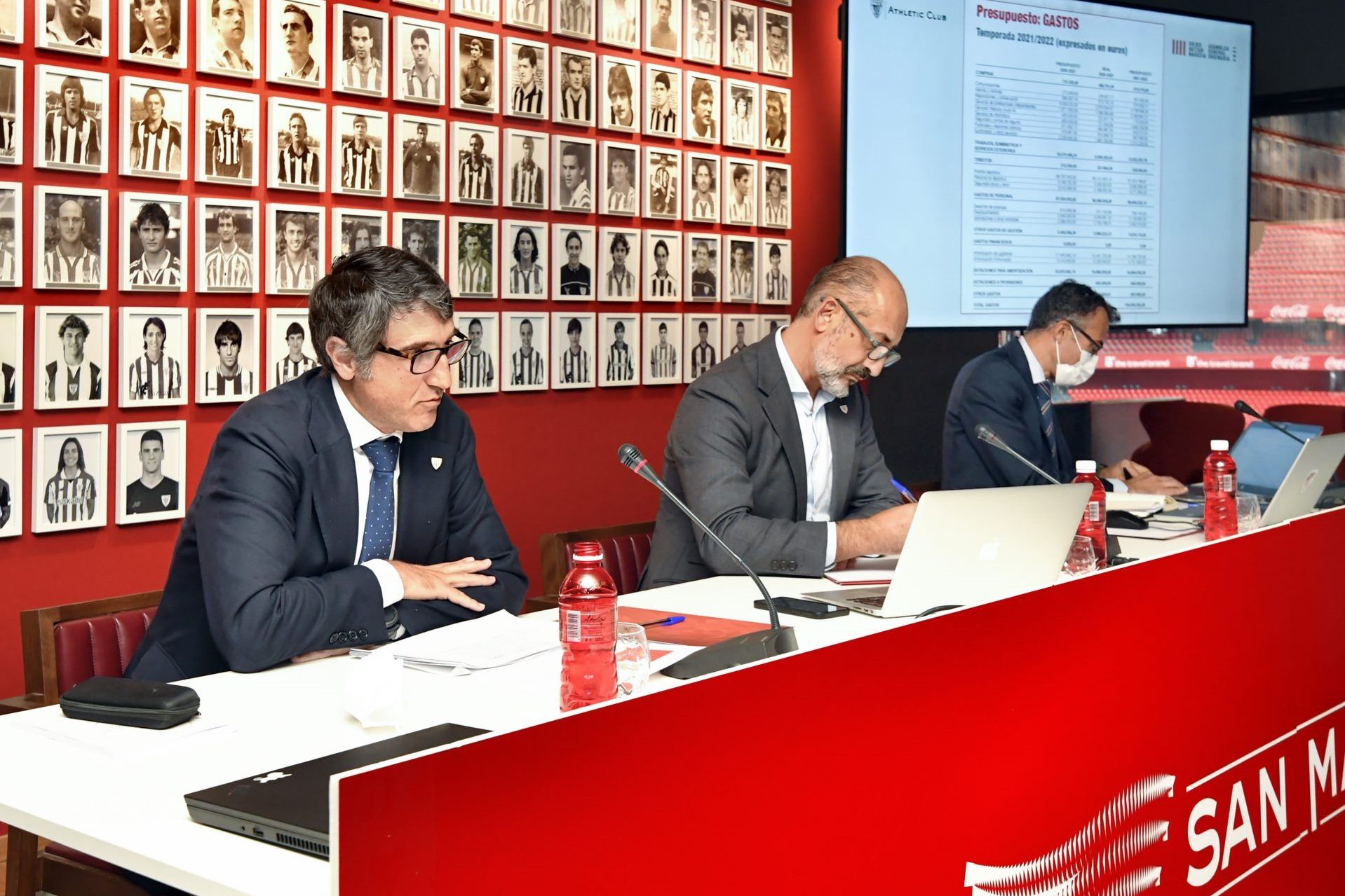  Jon Ander De las Fuentes y Aitor Elizegi preparan la Asamblea en San Mamés.