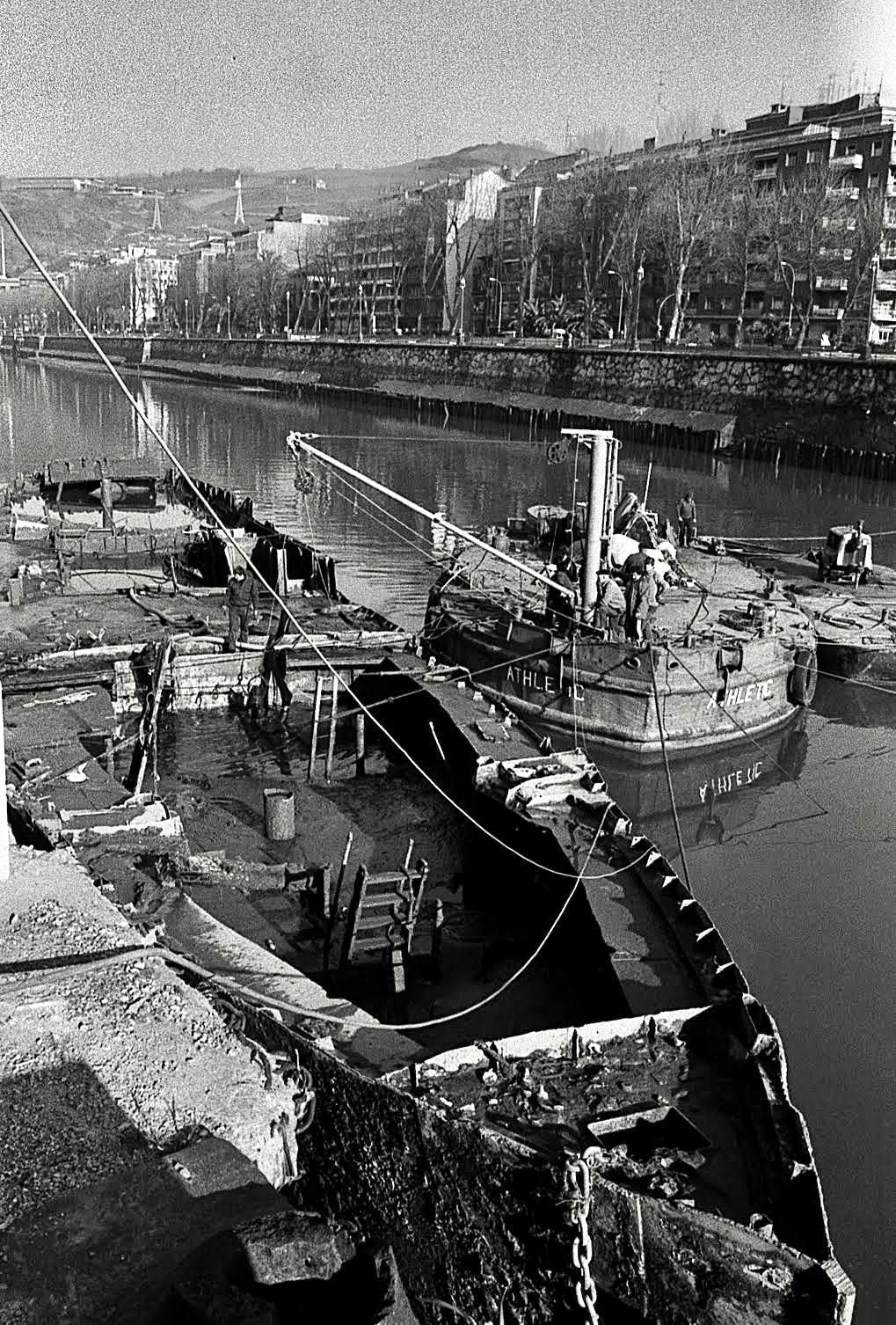  La gabarra Athletic, en la Ría.