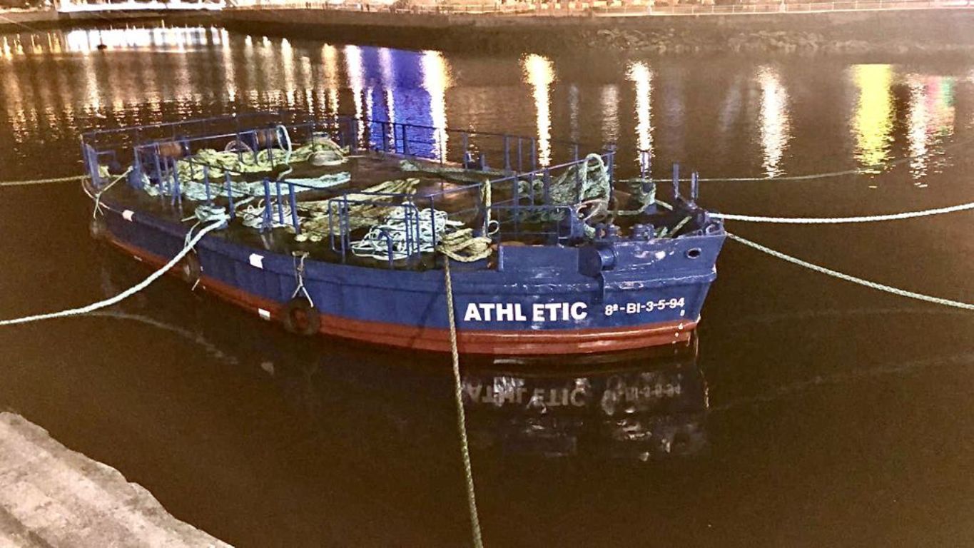 Imagen nocturna de la gabarra Athletic en aguas de la Ría de Bilbao.